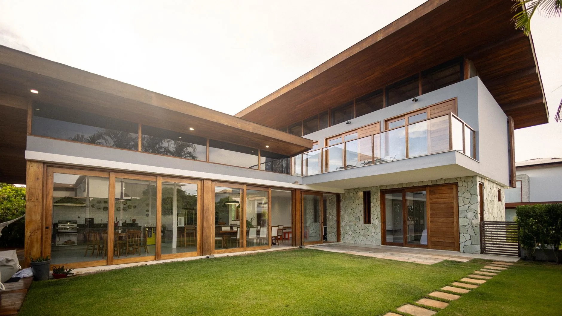 Casa de alto padrão com varanda e gramado, imagem ilustrativa